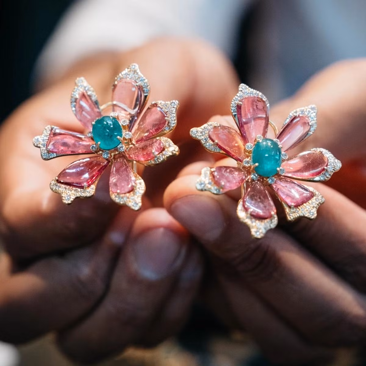 Những người thợ kim hoàn tại đây cẩn trọng tạo ra từng tuyệt tác. Ảnh: Theguardian