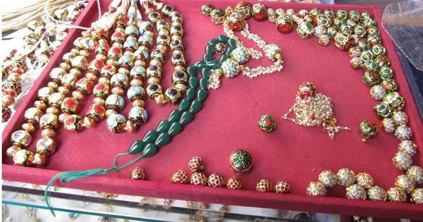 Những chiếc vòng tay bằng vàng rực sáng, những sợi dây chuyền hay nhẫn thu hút sự chú ý của đông đảo khách hàng. Ảnh: Pin Page