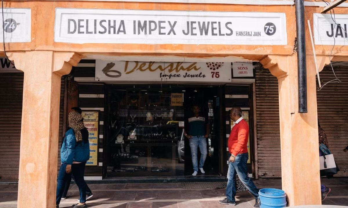 Đến Jaipur, du khách sẽ bắt gặp những cửa hàng sang trọng ở mặt phố. Ảnh: Theguardian