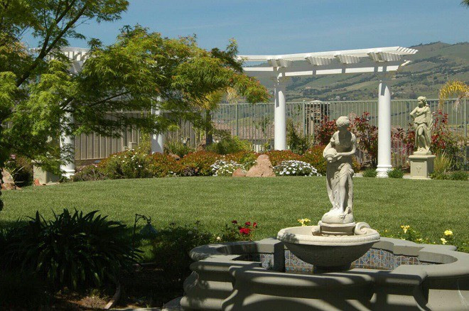 Căn biệt thự thiết kế kiểu cung điện nước Ý với nhiều thiên thần từ khu vực sân vườn đến bên trong. Ảnh: Trí thức trẻ