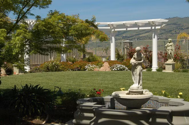 Căn biệt thự thiết kế kiểu cung điện nước Ý với nhiều thiên thần từ khu vực sân vườn đến bên trong. Ảnh: Trí thức trẻ