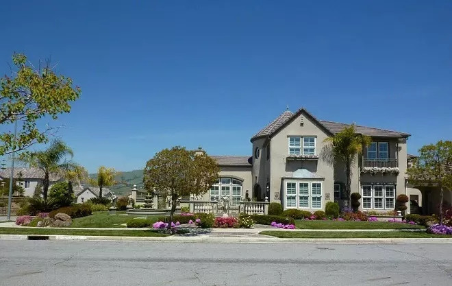 Sau 27 năm đi hát, ca sĩ Cát Tuyền gây dựng được sự nghiệp đáng ao ước. Tại Mỹ, Cát Tuyền mua một căn biệt thự với giá gần 3 triệu USD. Sau đó, nữ ca sĩ tu sửa lại theo chính ý tưởng của mình với chi phí khoảng 1 triệu USD. Ảnh: GĐXH