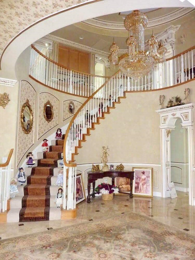 Bên trong nhà lộng lẫy với đèn chùm ánh vàng cùng các họa tiết trang trí đậm chất Châu Âu. Ảnh: GĐXH