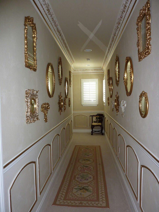 Dọc hành lang được trang trí nhiều loại gương trang trí tạo nét chấm phá, giúp không gian bớt đơn điệu. Ảnh: Trí thức trẻ