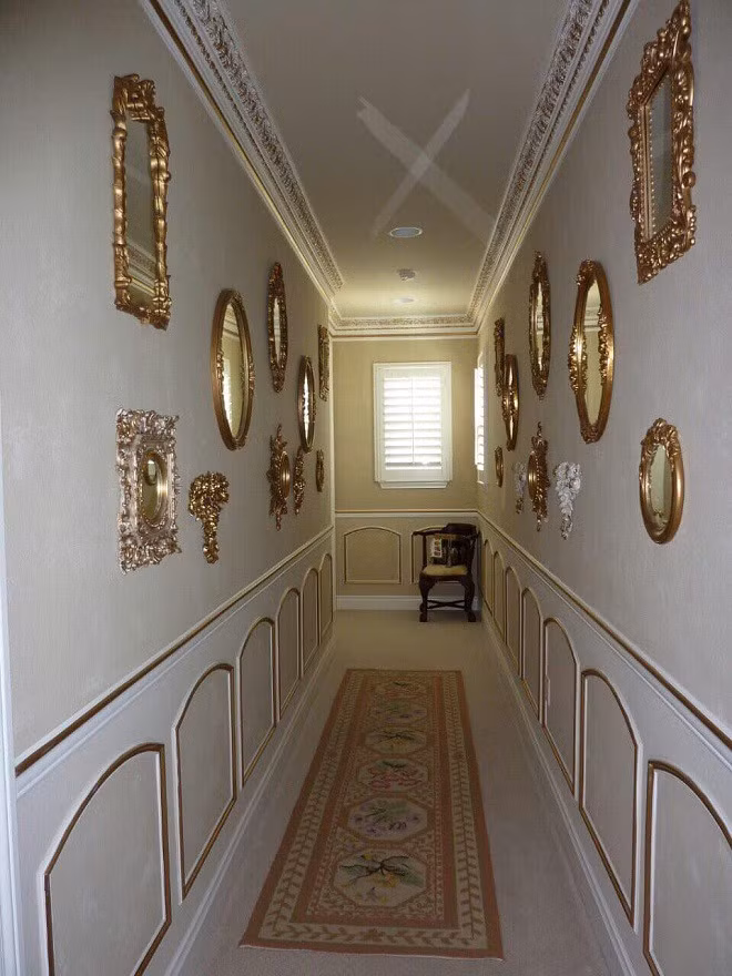 Dọc hành lang được trang trí nhiều loại gương trang trí tạo nét chấm phá, giúp không gian bớt đơn điệu. Ảnh: Trí thức trẻ