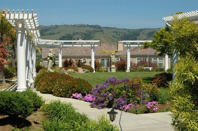 Khu vườn phủ đầy hoa vô cùng thơ mộng. Ảnh: Trí thức trẻ