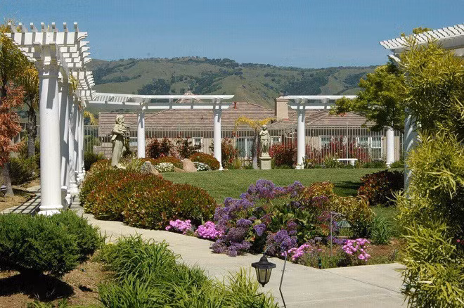 Khu vườn phủ đầy hoa vô cùng thơ mộng. Ảnh: Trí thức trẻ