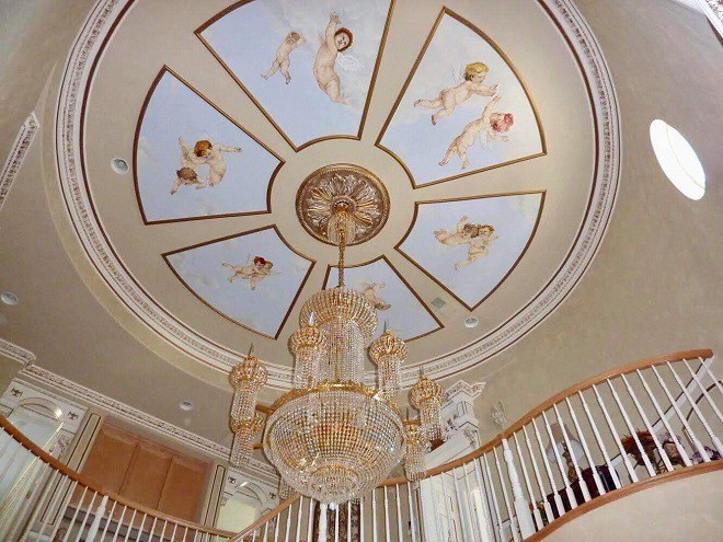 Khắp nơi trong nhà đều có hình thiên thần. Ảnh: GĐXH