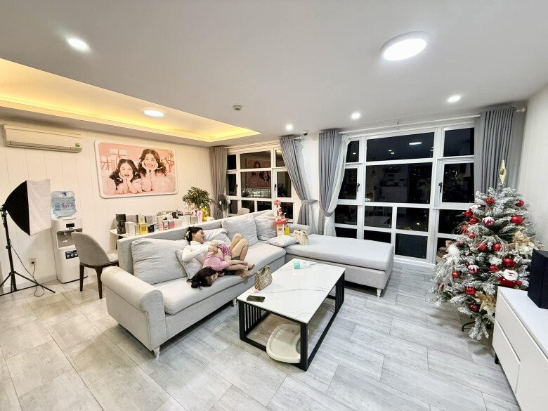 Không gian phòng khách rộng rãi và thoáng đãng. Ảnh: FBNV