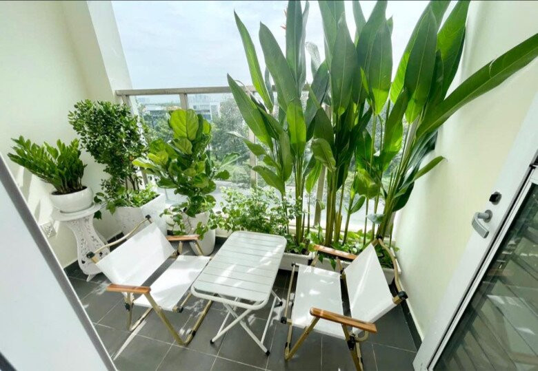 Nữ ca sĩ còn bố trí bộ bàn ghế trắng đơn giản tạo thành góc thư giãn lý tưởng. Ảnh: FBNV