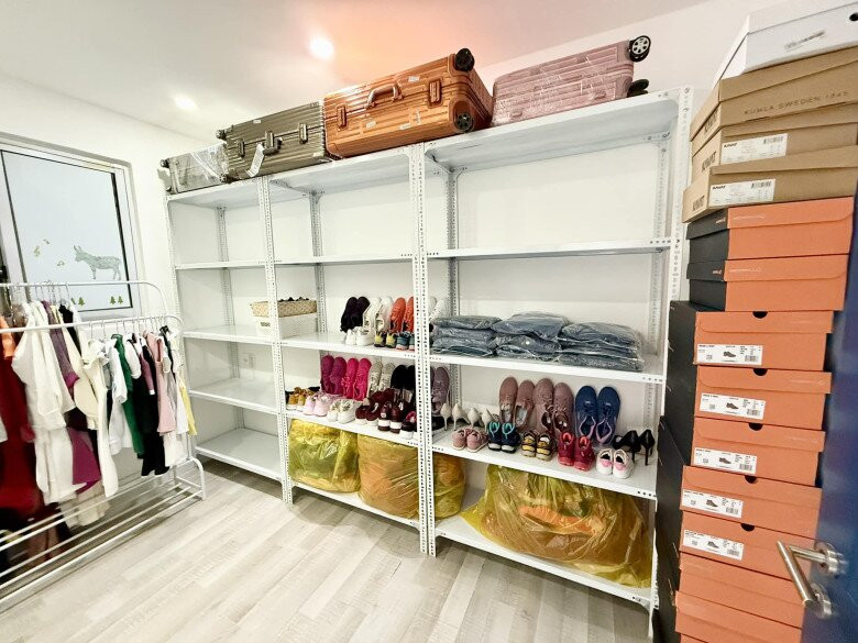 Điều ca sĩ Pha Lê thích nhất là phòng kho thoải mái để đồ, giống như minishop. Ảnh: FBNV