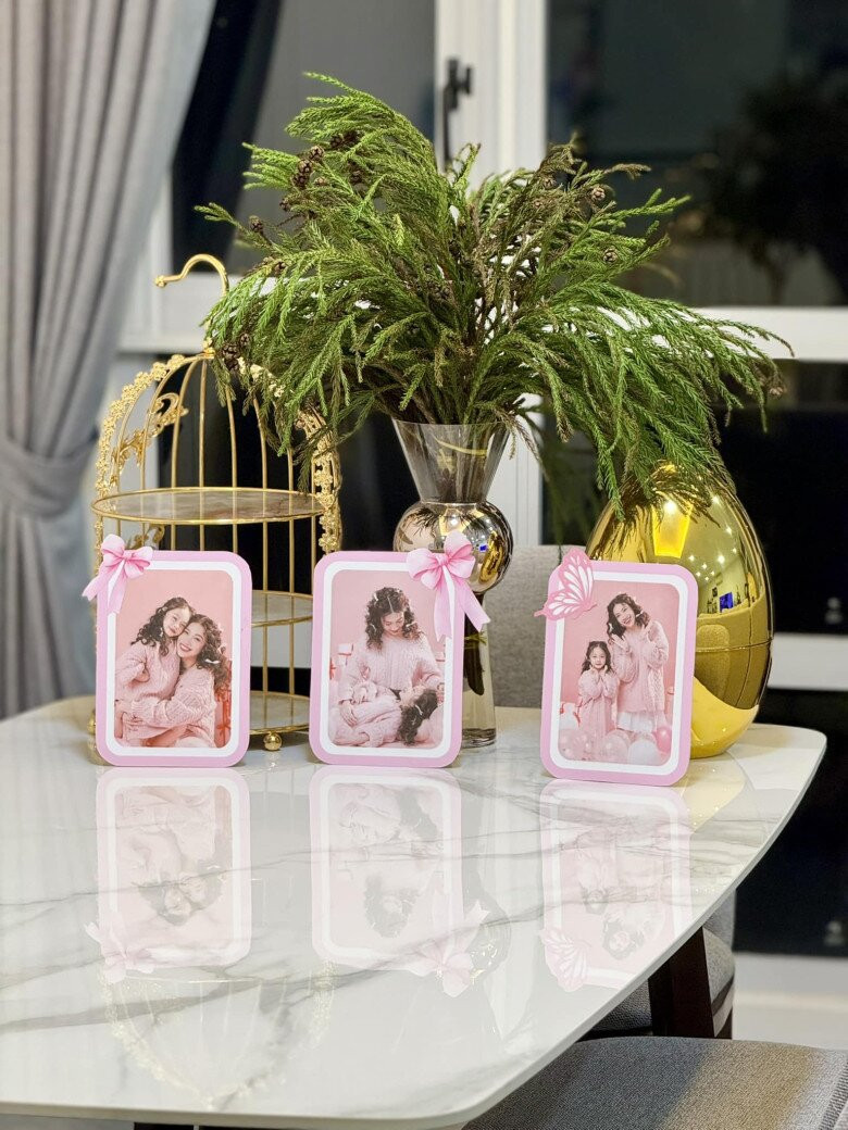 Một góc decor xinh xắn với những bức ảnh khung hồng pastel ngọt ngào. Ảnh: FBNV