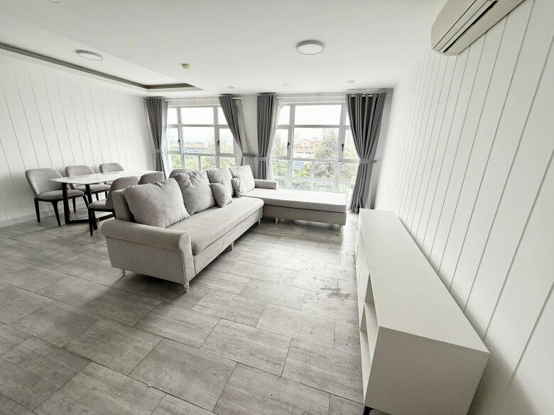 Có thể thấy, nhà mới của Pha Lê có view thoáng đãng, nội thất sử dụng tông trắng và xám chủ đạo. Ảnh: FBNV