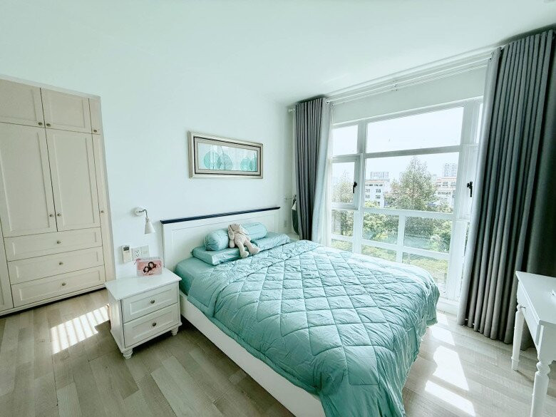 Phòng ngủ có gam màu xanh mát mắt. Ảnh: FBNV