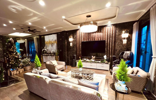 Giáng sinh năm ngoái, biệt thự 60 tỷ của Lã Thanh Huyền lung linh với cây thông, đèn và hoa. Ảnh: FB Lã Thanh Huyền