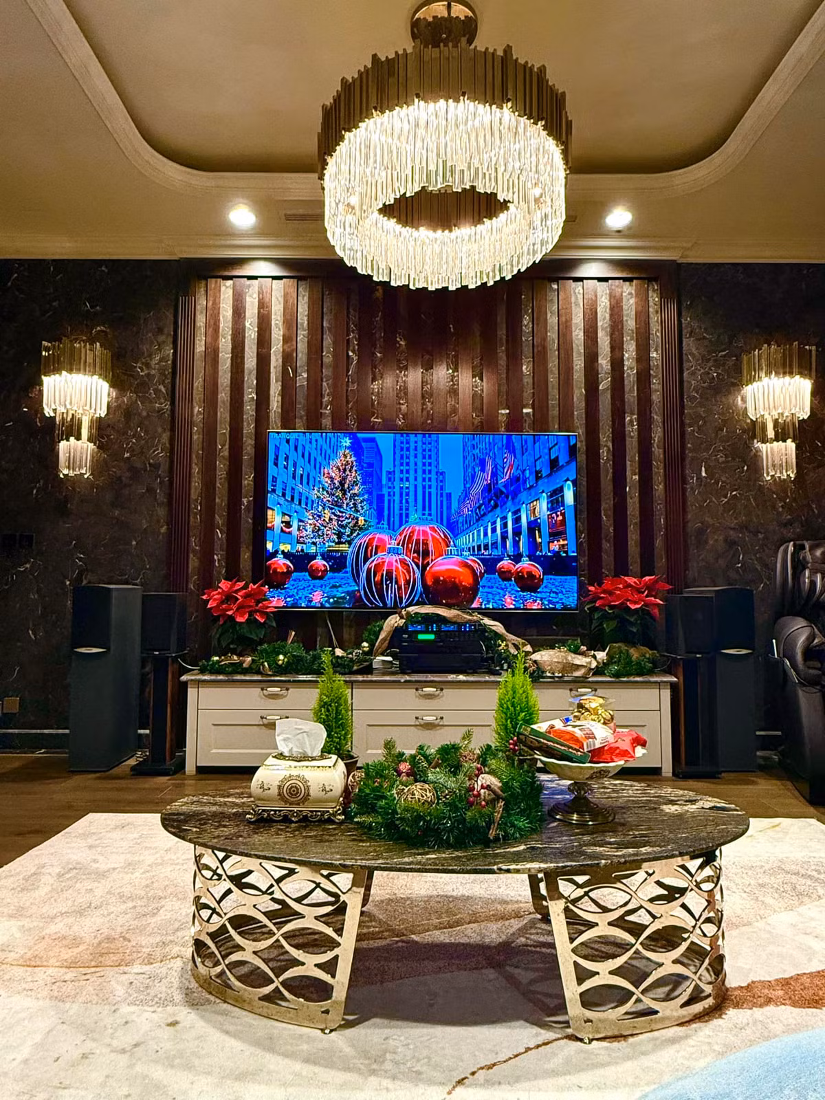 Giống như mọi năm, nữ diễn viên trang hoàng cho căn biệt thự 60 tỷ thật lung linh. Ảnh: FB Lã Thanh Huyền