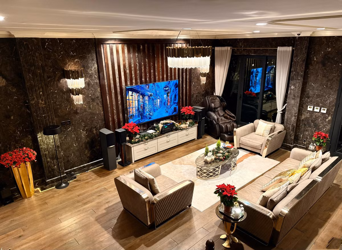 Nữ diễn viên hài hước chia sẻ: "Bật mí cách sắm đồ Giáng sinh siêu rẻ của cô Lã là sắm cây hoa cúc đỏ chơi hết mùa nha còn lại xài đồ năm trước nhé". Ảnh: FB Lã Thanh Huyền