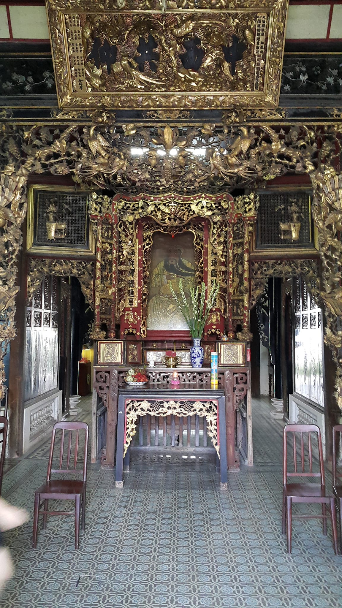 Nhiều vật liệu xây nhà như gạch, kính nhập khẩu từ Pháp. Ảnh: Facebok