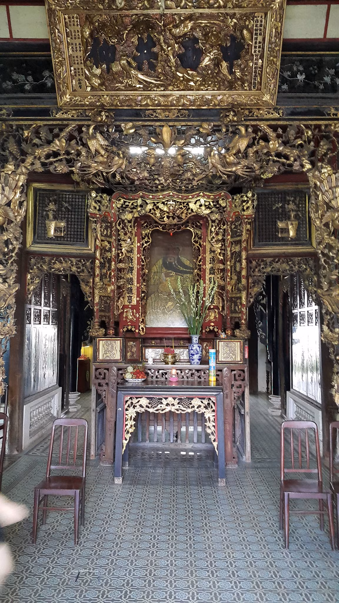 Nhiều vật liệu xây nhà như gạch, kính nhập khẩu từ Pháp. Ảnh: Facebok