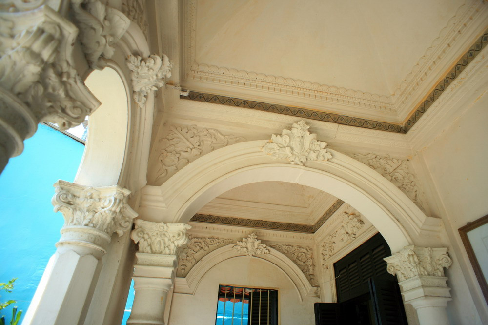 Kiến trúc phương Đông được thể hiện rõ qua những đường nét chạm khắc rất sắc sảo, được sơn son thếp vàng như hình chim muông, cây trái, các loại hoa. Ảnh: Thamhiemmekong