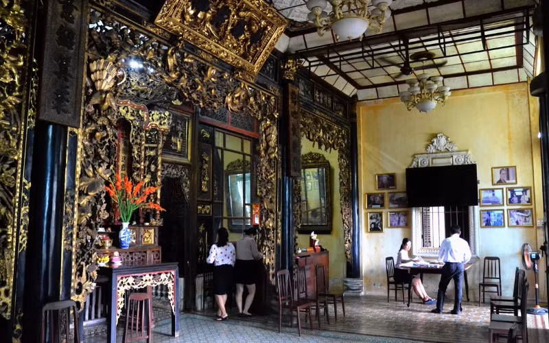 Ngôi nhà được xây dựng năm 1895, trên khu đất rộng hơn 2.000m2 ở trung tâm TP Sa Đéc (Đồng Tháp) có nền rộng 260m2 với kiến trúc gỗ truyền thống của người Hoa. Ảnh: Mia