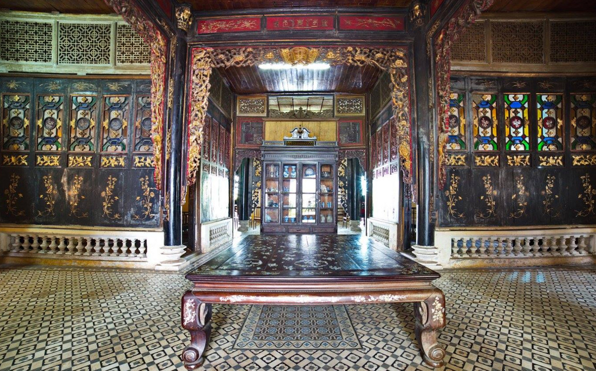 Cửa gỗ, các loại tủ, giường và bàn thờ đều được chạm khắc rất công phu. Ảnh: Facebook