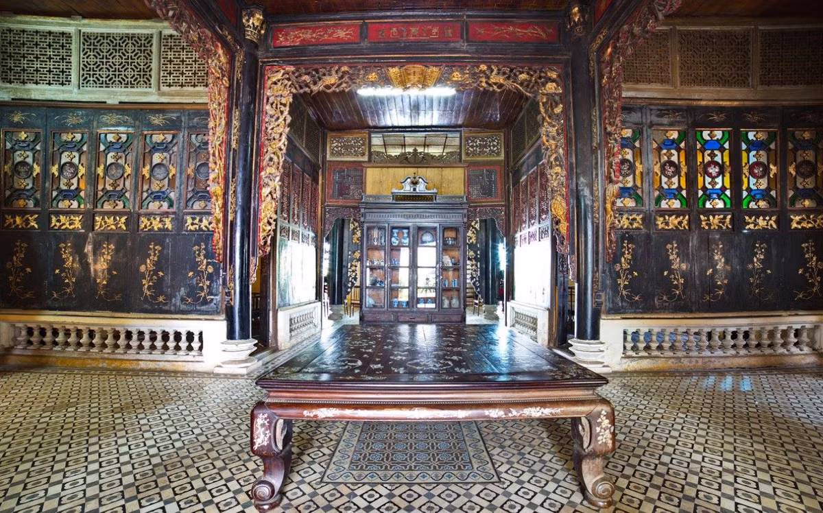 Cửa gỗ, các loại tủ, giường và bàn thờ đều được chạm khắc rất công phu. Ảnh: Facebook