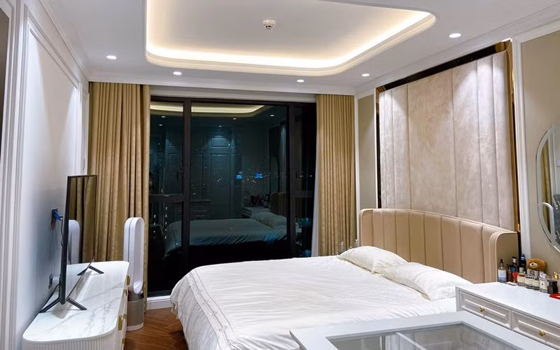 Phòng ngủ có gam màu nhẹ nhàng, màu sắc trung tính. Ảnh: Ngoisao