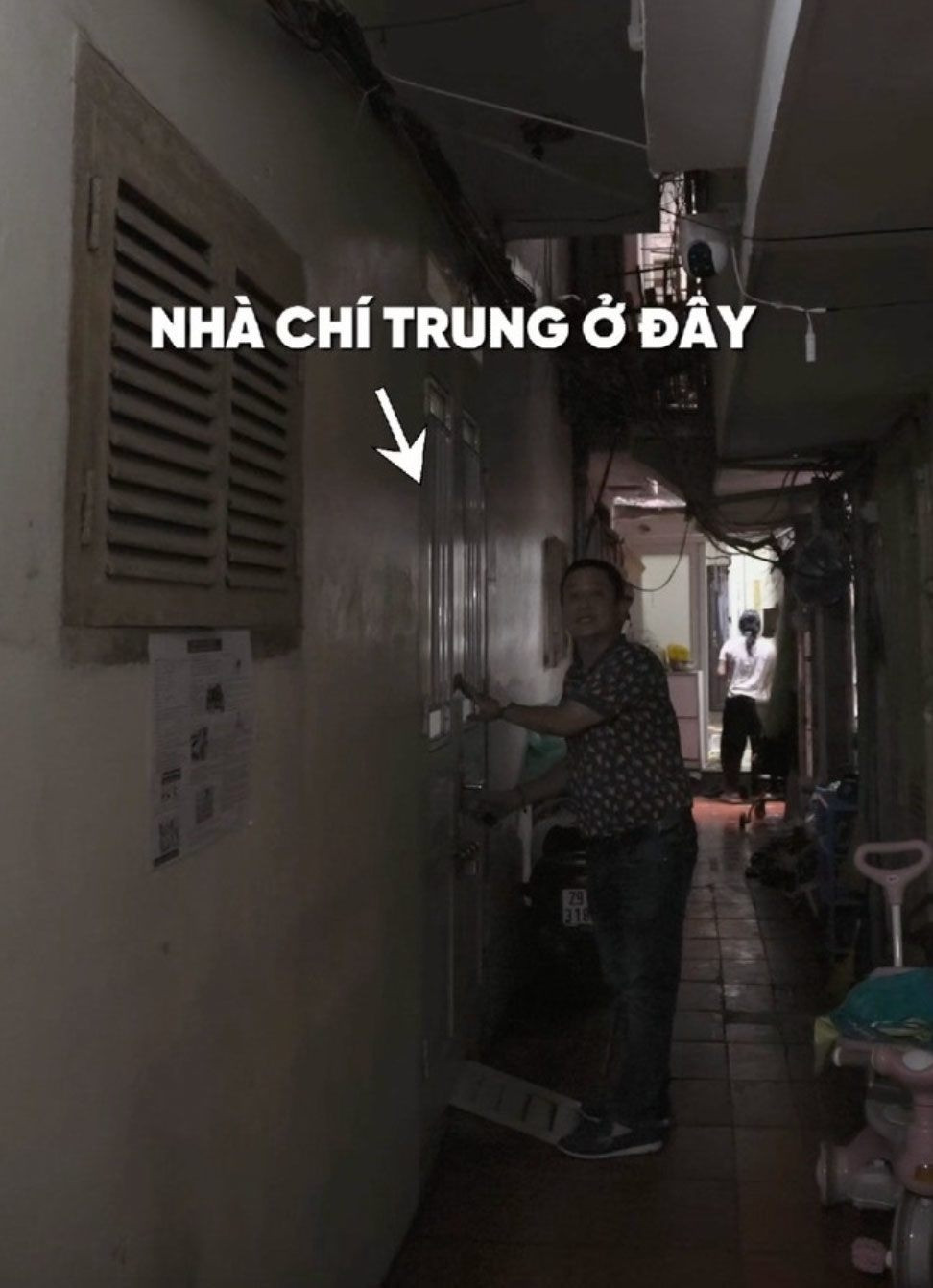 Căn nhà của nghệ sĩ Chí Trung nằm trong khu tập thể cũ của Nhà hát kịch Việt Nam tại số 1 Tràng Tiền. Đây là căn nhà mẹ nam nghệ sĩ sống từ năm 1967. Ảnh chụp màn hình