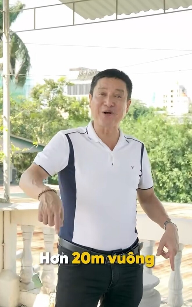 Ban công chỉ vỏn vẹn 20m2 nhưng chứa được hơn 20 người. Ảnh chụp màn hình