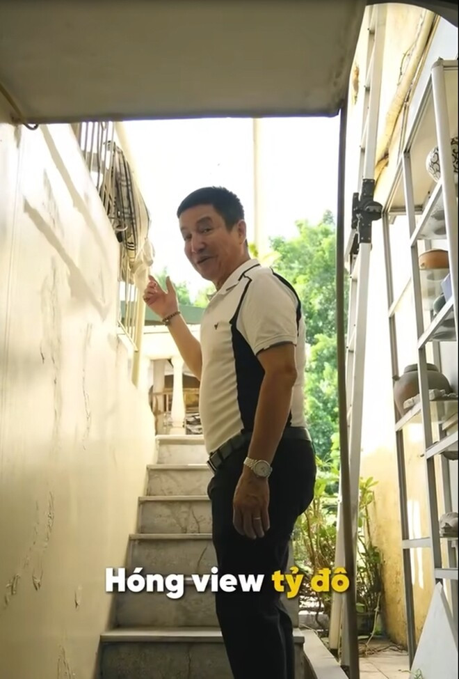 Chí Trung hài hước cho biết ban công nhà mình được nhiều dân mạng gọi là "view tỷ đô", nhưng thực chất chỉ là... view tỷ kỷ niệm. Ảnh chụp màn hình