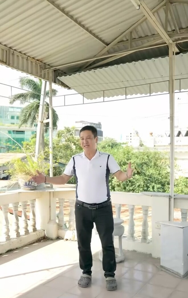 Từ sân thượng nhà nghệ sĩ Chí Trung có thể nhìn ra Nhà hát Lớn. Ảnh chụp màn hình