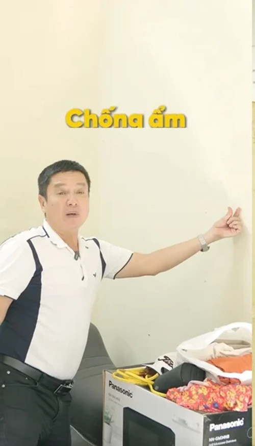 Lý do căn nhà không có nhiều giá trị bởi nam nghệ sĩ đã sửa lại phần tường vì bị ẩm mốc. Ảnh chụp màn hình