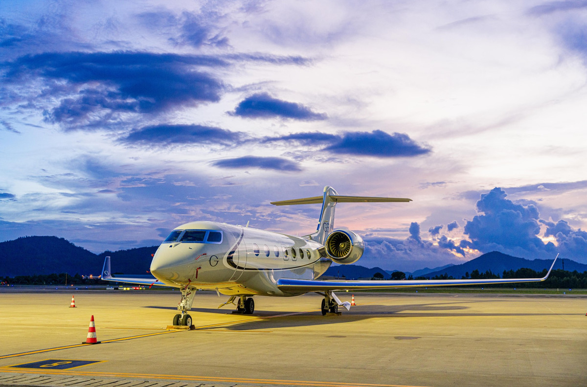 Trong khi đó, chiếc G650ER khẳng định vị trí của một ngôi sao với khả năng bay xa hơn và nhanh hơn bất cứ chuyên cơ nào, thậm chí có thể bay vòng quanh toàn cầu chỉ với một lần dừng. Ảnh: Tiền phong
