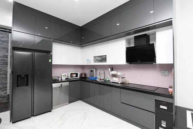 Vợ chồng Quế Ngọc Hải chọn tông màu đen trắng chủ đạo. Ảnh: FBNV