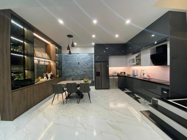 Không gian sinh hoạt chung và phòng ăn thông nhau, tạo cảm giác gần gũi. Ảnh: FBNV