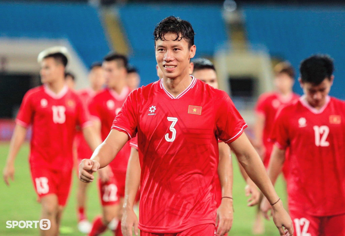 Sau hơn 10 năm thi đấu chuyên nghiệp, Quế Ngọc Hải gắn liền với hình ảnh thủ lĩnh của đội tuyển bóng đá Việt Nam. Ảnh: Sport 5