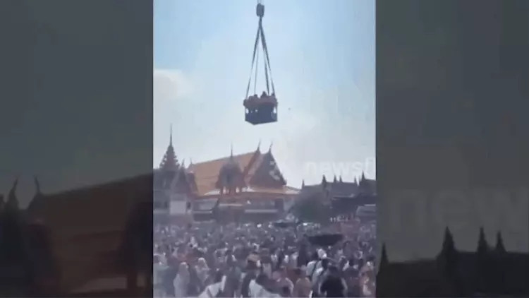 Đại gia chơi ngông thuê cần cẩu rải tiền, dân chen nhau nhặt Dai gia choi ngong thue can cau rai tien, dan chen nhau nhat