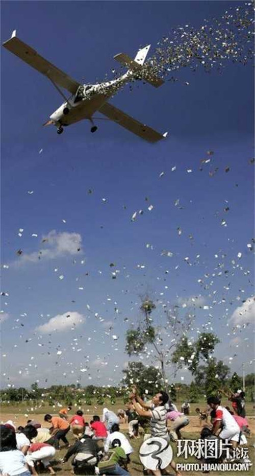Đại gia chơi ngông thuê cần cẩu rải tiền, dân chen nhau nhặt - Hình 3 Dai gia choi ngong thue can cau rai tien, dan chen nhau nhat-Hinh-3