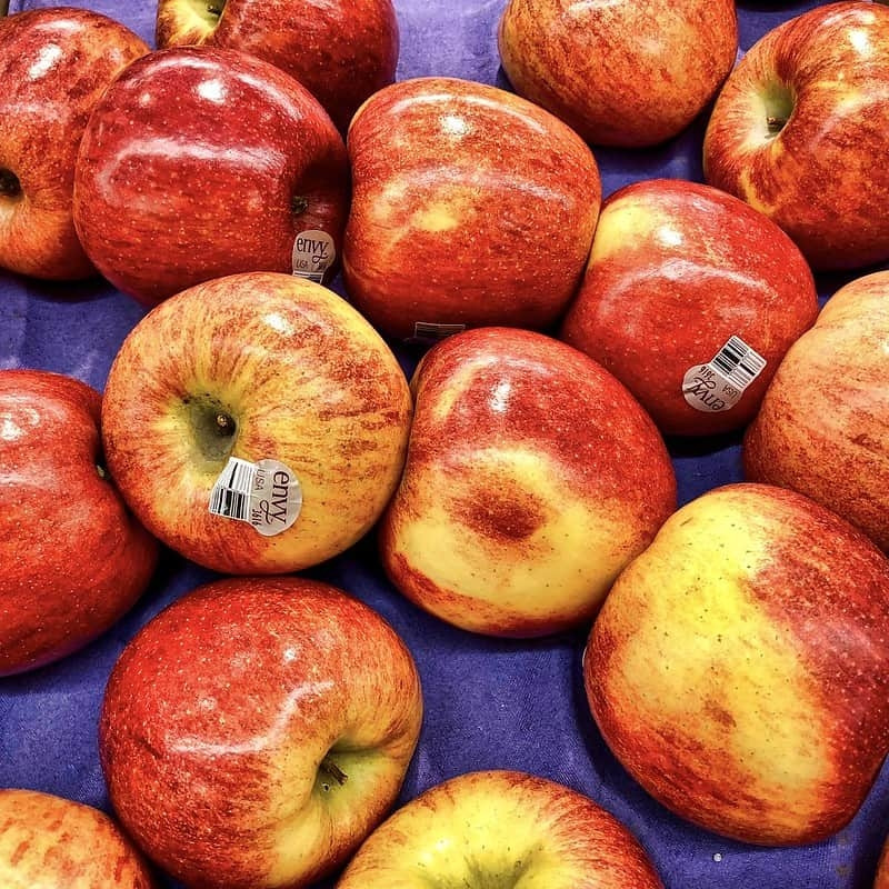 Táo Envy có nguồn gốc từ New Zealand, giá dao động từ 170.000 đến hơn 300.000 đồng /kg. Loại táo này được ưa chuộng vì độ giòn, ngọt và vẻ ngoài hấp dẫn đặc biệt. Ảnh: Rarest
