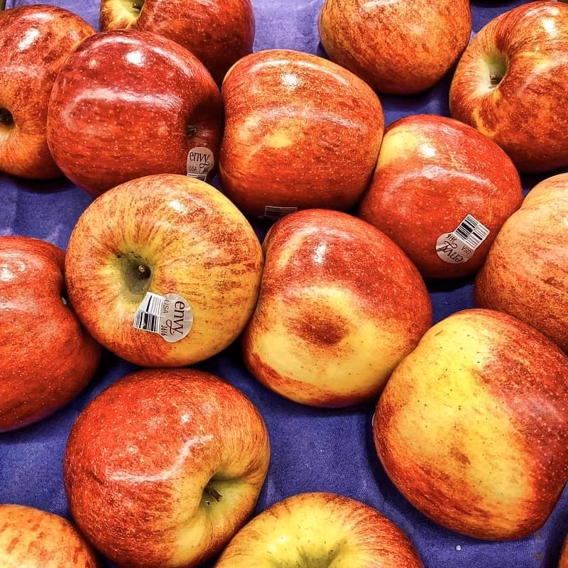 Táo Envy có nguồn gốc từ New Zealand, giá dao động từ 170.000 đến hơn 300.000 đồng /kg. Loại táo này được ưa chuộng vì độ giòn, ngọt và vẻ ngoài hấp dẫn đặc biệt. Ảnh: Rarest