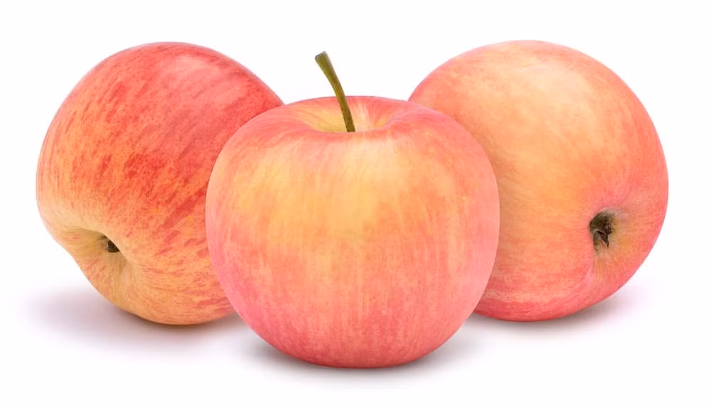 Táo Fuji chắc, ngọt, giòn, giá dao động từ 80.000 đến gần 200.000 đồng/kg, tùy thuộc vào các yếu tố như kích thước và điều kiện trồng trọt. Ảnh: Rarest