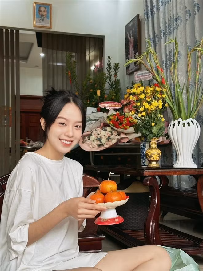 Phòng khách đơn giản với bộ bàn ghế gỗ mộc mạc. Ảnh: FB Huỳnh Thị Thanh Thủy