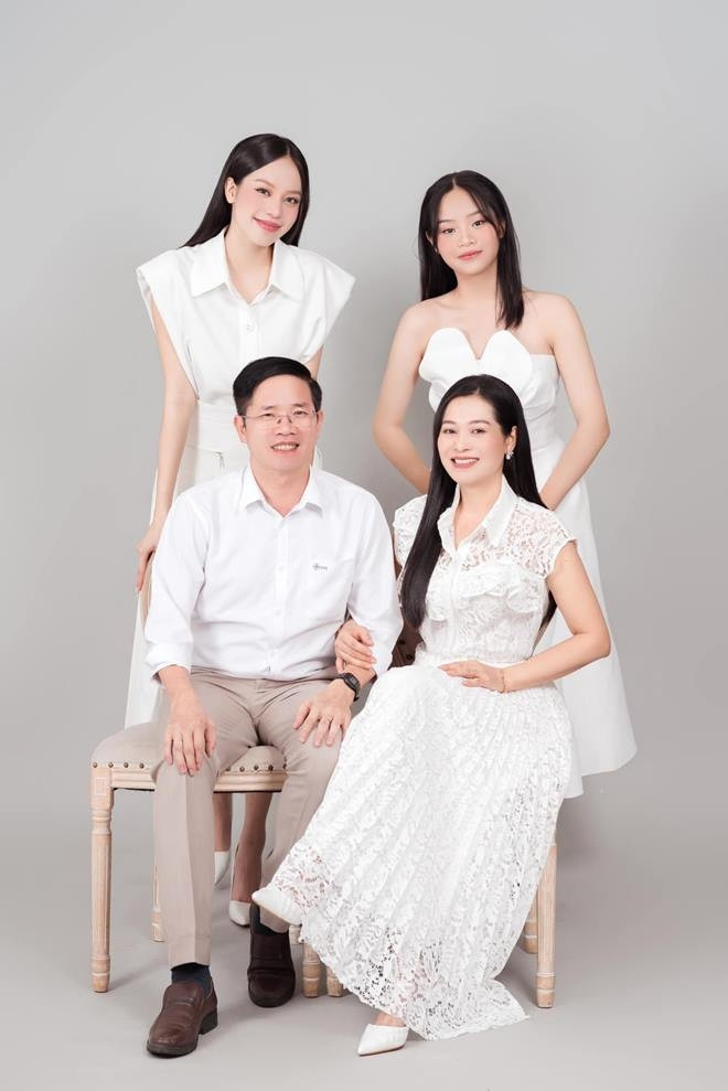 Hoa hậu Thanh Thủy sinh ra trong gia đình có điều kiện kinh tế trung bình. Cha cô là kỹ sư điện, còn mẹ ở nhà làm nội trợ và buôn bán nhỏ lẻ. Ảnh: FB Huỳnh Thị Thanh Thủy
