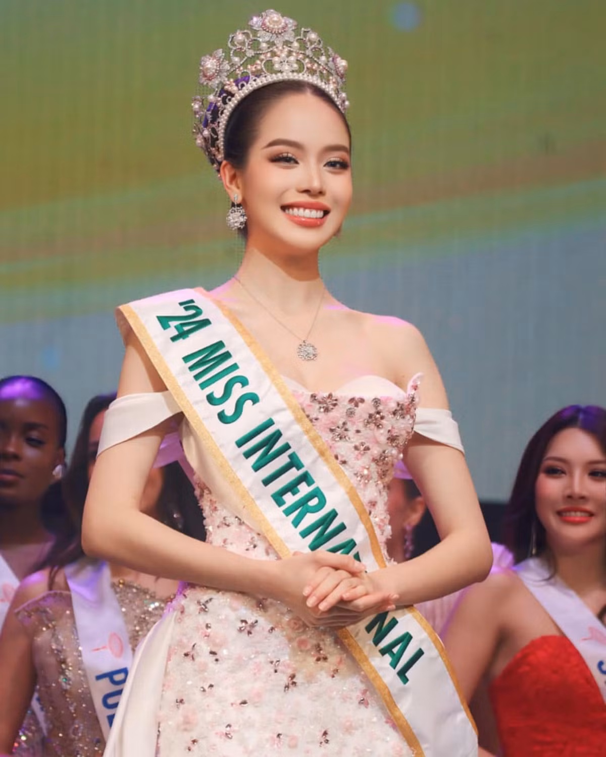 Tối 12/11, Hoa hậu Việt Nam 2022 Huỳnh Thị Thanh Thuỷ xuất sắc đăng quang Miss International - Hoa hậu Quốc tế 2024. Ảnh: Miss International