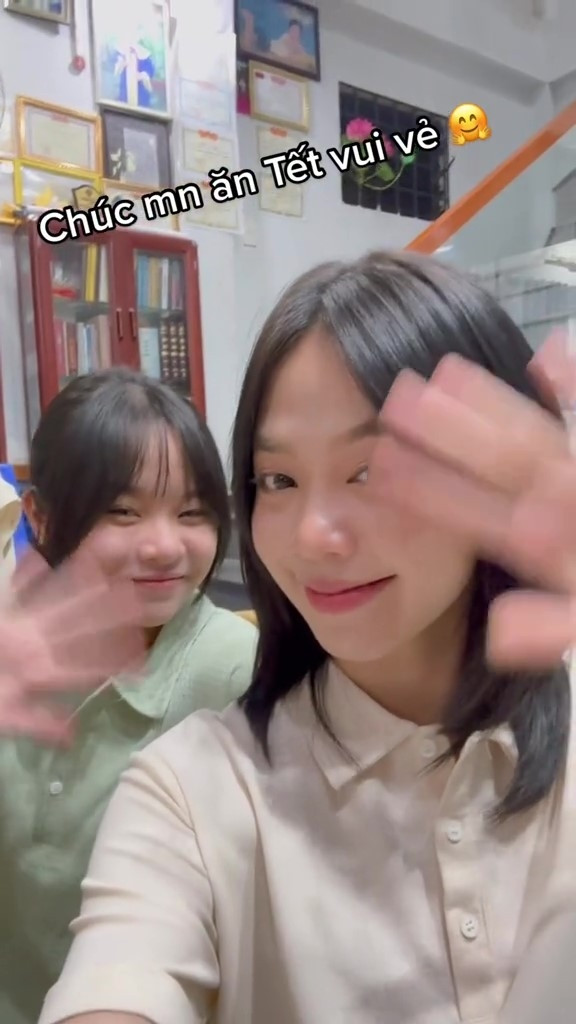 Trên tường treo nhiều ảnh và giấy khen của Thanh Thủy khi con nhỏ. Ảnh: chụp màn hình