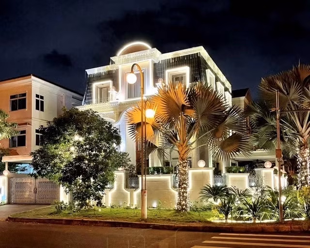 Sau khi kết hôn với chồng doanh nhân, ca sĩ Bảo Thy sống trong căn biệt thự bề thế tại quận 7 (TP HCM). Trong nhà, nữ ca sĩ dành một phần diện tích để trồng cây. Ảnh: FBNV