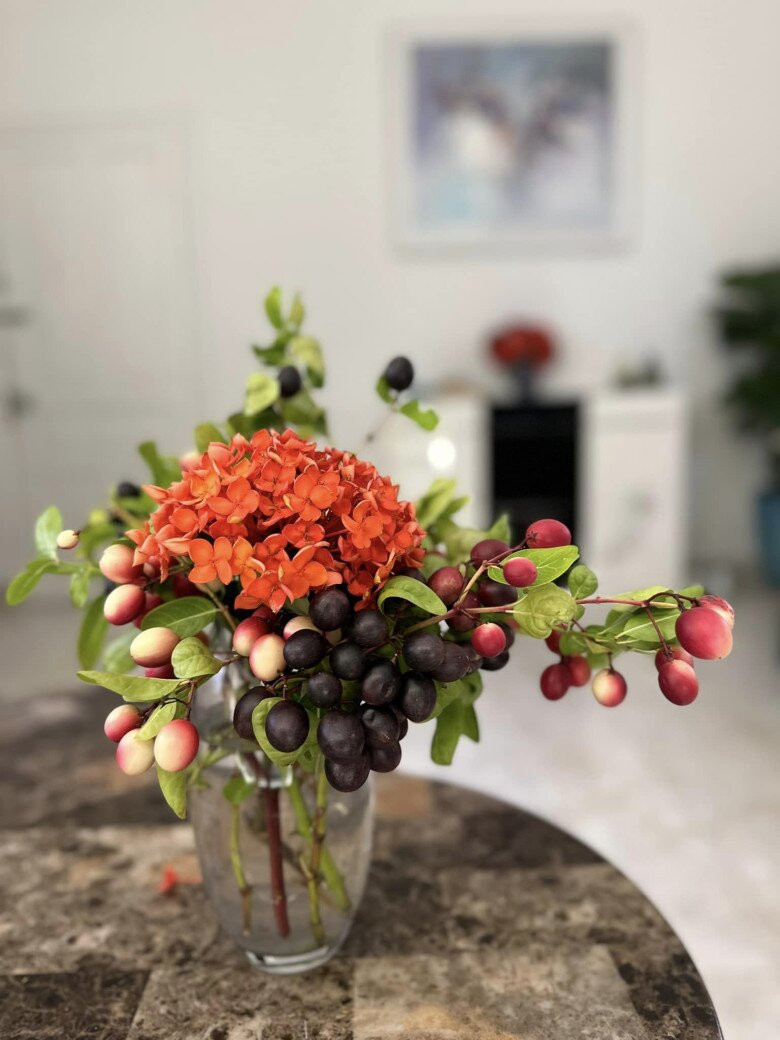 Mỹ Lệ thường hái hoa, cành quả từ vườn vào cắm bình trang trí trong nhà. Ảnh: FB Hoàng Thị Mỹ Lệ