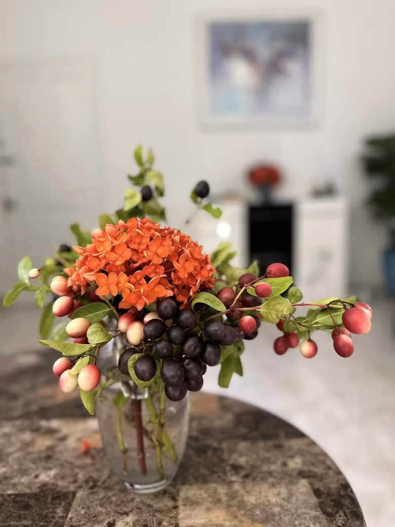 Mỹ Lệ thường hái hoa, cành quả từ vườn vào cắm bình trang trí trong nhà. Ảnh: FB Hoàng Thị Mỹ Lệ