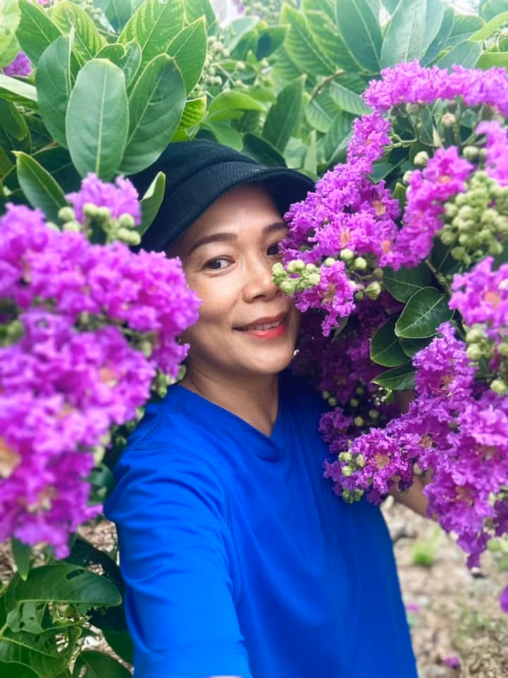 Thường được bạn bè gọi là "đại gia" song Mỹ Lệ thích làm nông trong khu vườn. Ảnh: FB Hoàng Thị Mỹ Lệ